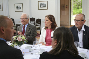 Bild på Kung Carl XVI Gustaf och kommunchef Anna-Karin Karlsson
