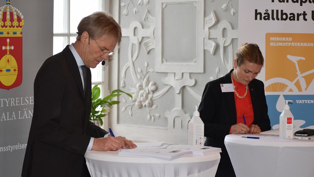 Landshövding Göran Enander och kommundirektör Maria Wikström undertecknar hållbarhetslöfte