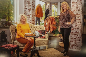 Bild på Kristina Gunnarsson som sitter i en soffa till vänster och Astrid Karlsson står bredvid till höger