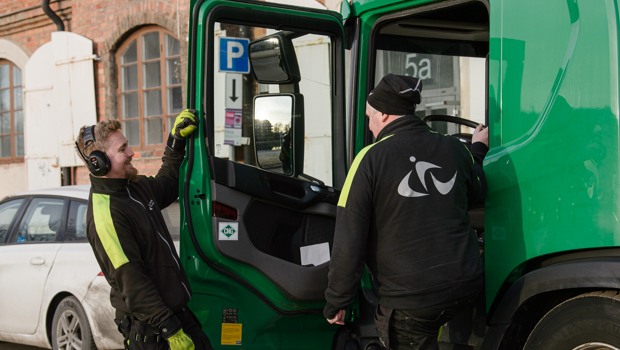 Bild på Gästrike Återvinnares personal och bil 