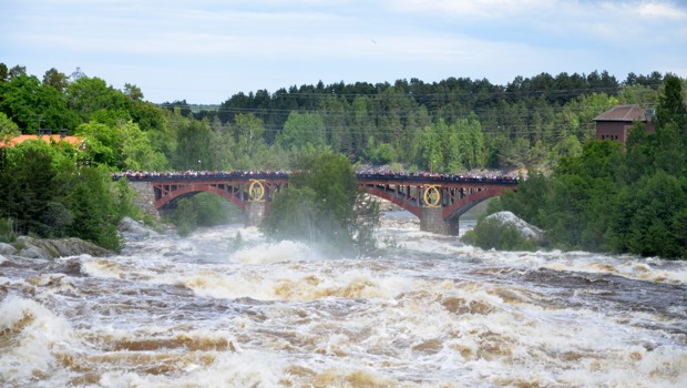 Bild på vattenpåsläpp med Carl XIII:s bro i bakgrunden