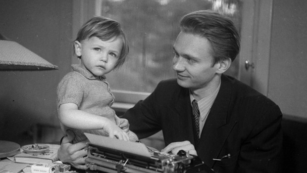 Bild på Stig Dagerman och hans son