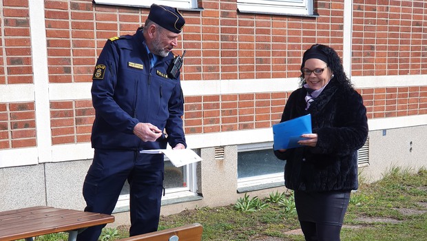 Bild på Tomas Eriksson, chef för lokalpolisområde Norduppland och Marie Pettersson, kommunstyrelsens ordförande