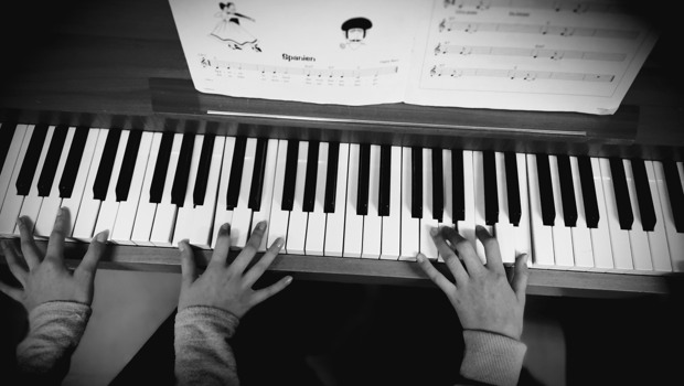 Bild på pianospelande händer