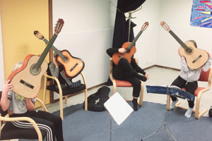 Bild på elever med gitarrer