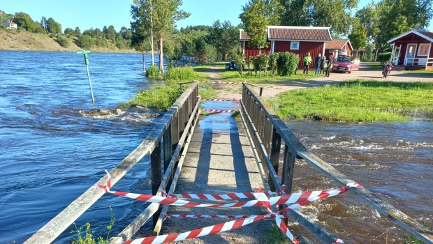 Bild på avspärrad gångbro vid Älvkarleby Fiskecamping