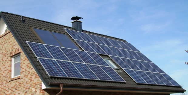 Hus med solpanel på taket