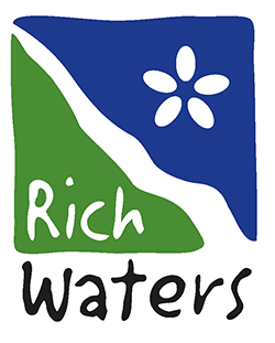 Logotyp för Rich Waters